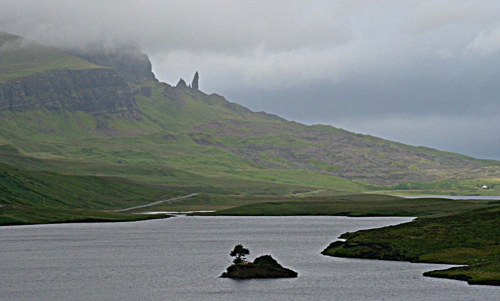 Old Man of Storr on horizon Old Man of Storr on horizon